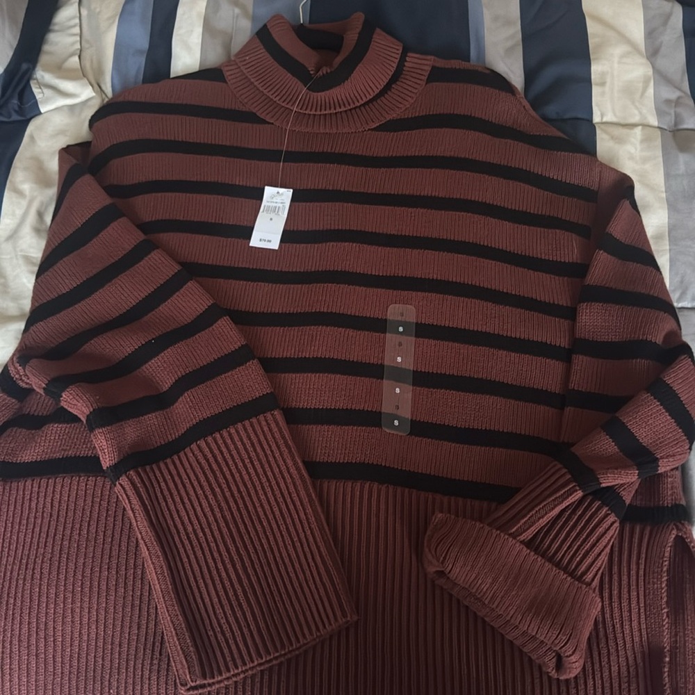 Gap sweater size small fits oversized